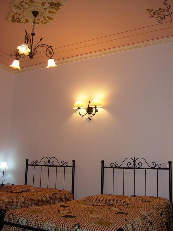 "O Viajante" Low Cost Hotel Estremoz Room photo