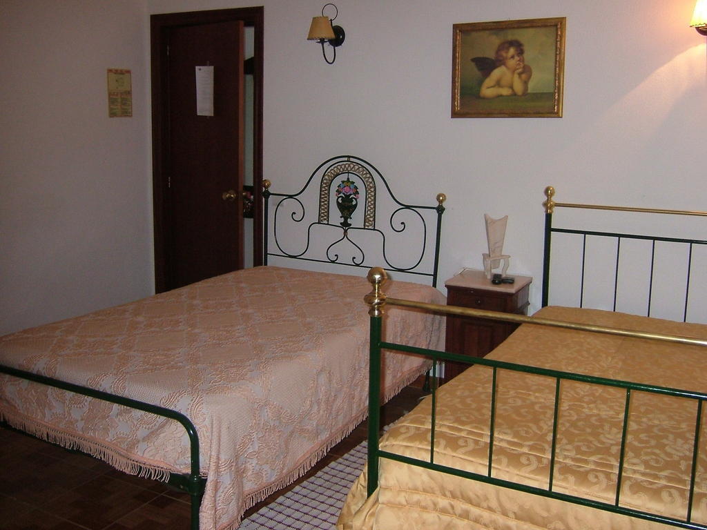 "O Viajante" Low Cost Hotel Estremoz Room photo