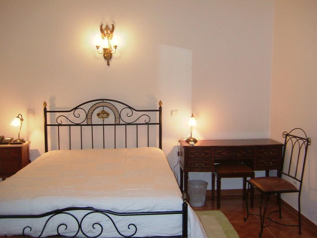 "O Viajante" Low Cost Hotel Estremoz Room photo